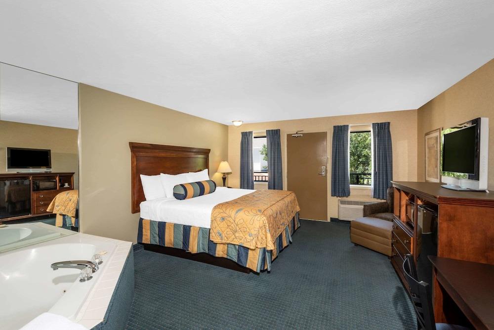 Hotel Suburban On The Strip 2*